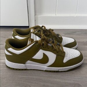 Nike Men’s ' Green Dunks Size 11